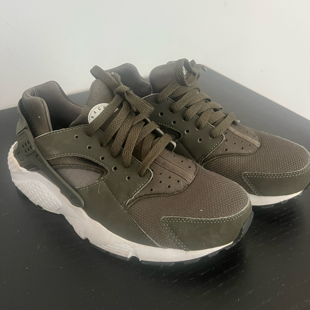 Nike Huaraches Khaki Green Athletic Shoes with White Base